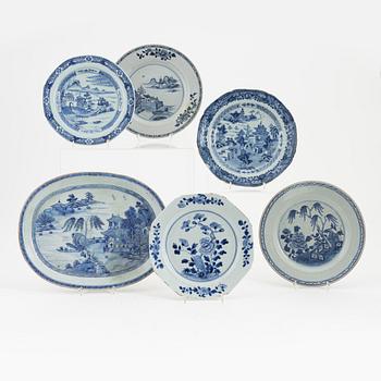 A blue and white Chinese porcelain serving dish and five plates, Qing dynasty, Qianlong, (1736-95).