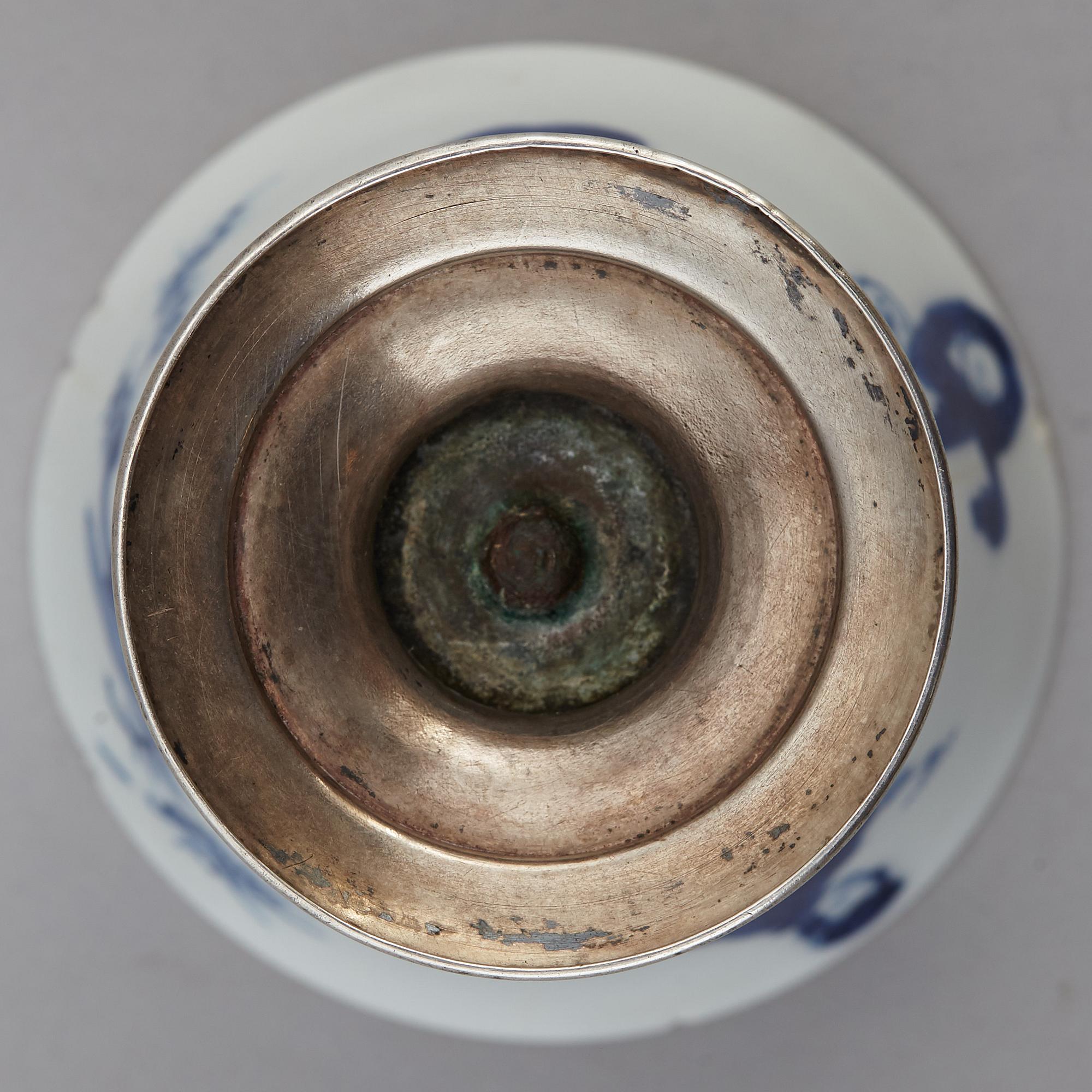 KOPP, porslin, med senare silversockel. Qingdynastin, Kangxi (1662-1722), samt Holland, 1844.