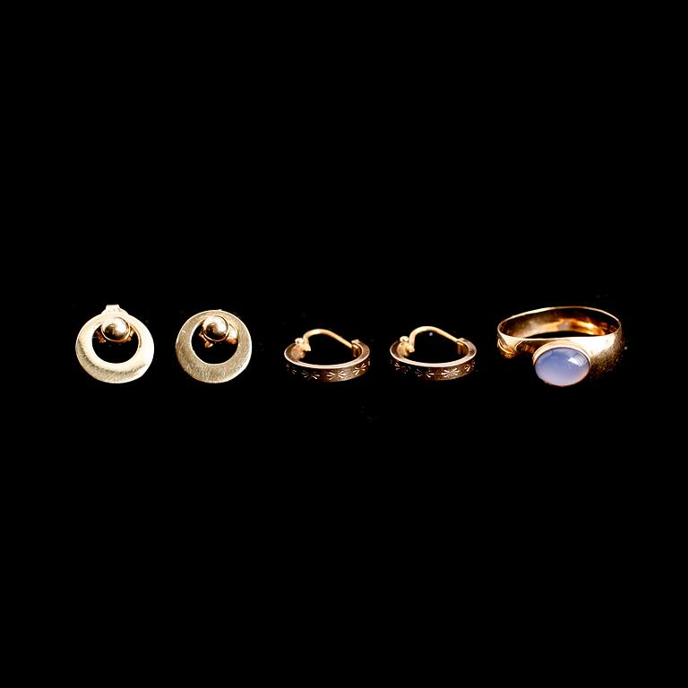 RING SAMT ÖRHÄNGEN, 2 par, 18 k guld. Total vikt ca 6 gram.