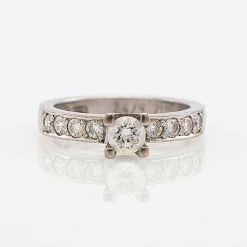 Ring, 18K white gold with brilliant-cut diamonds.