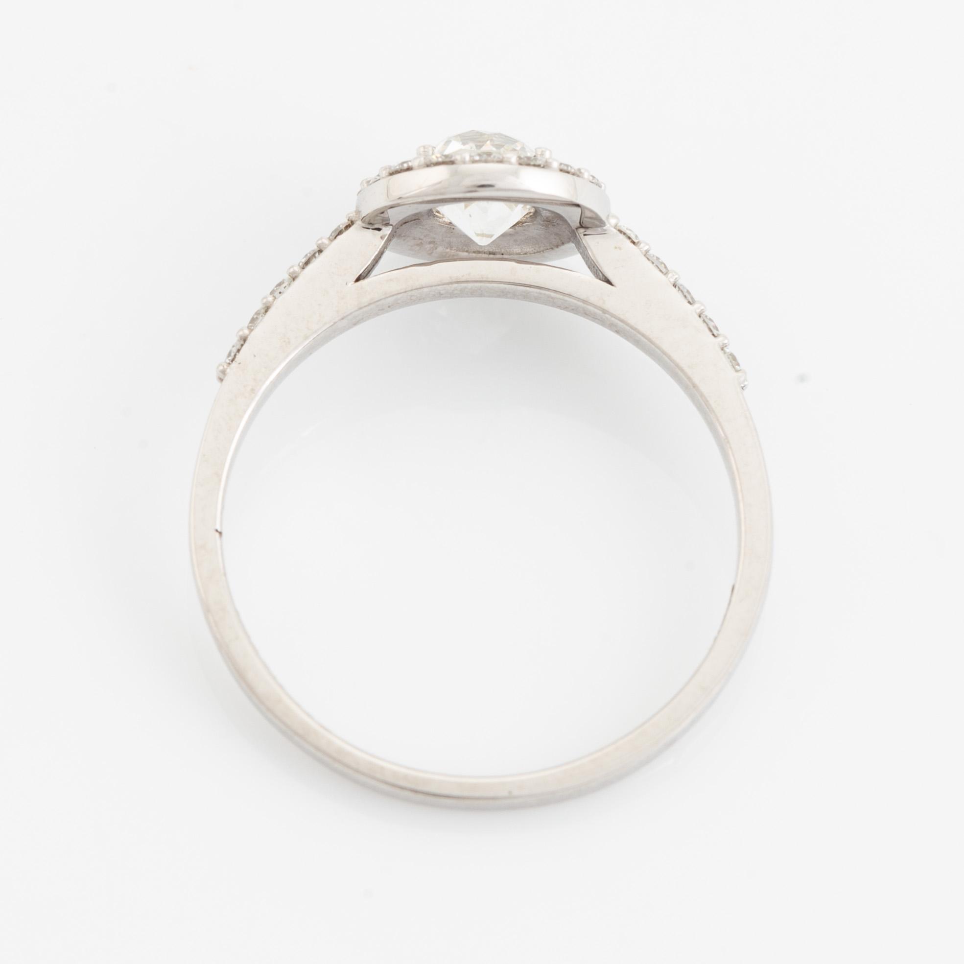 Ring med gammalslipad diamant och briljantslipade diamanter.