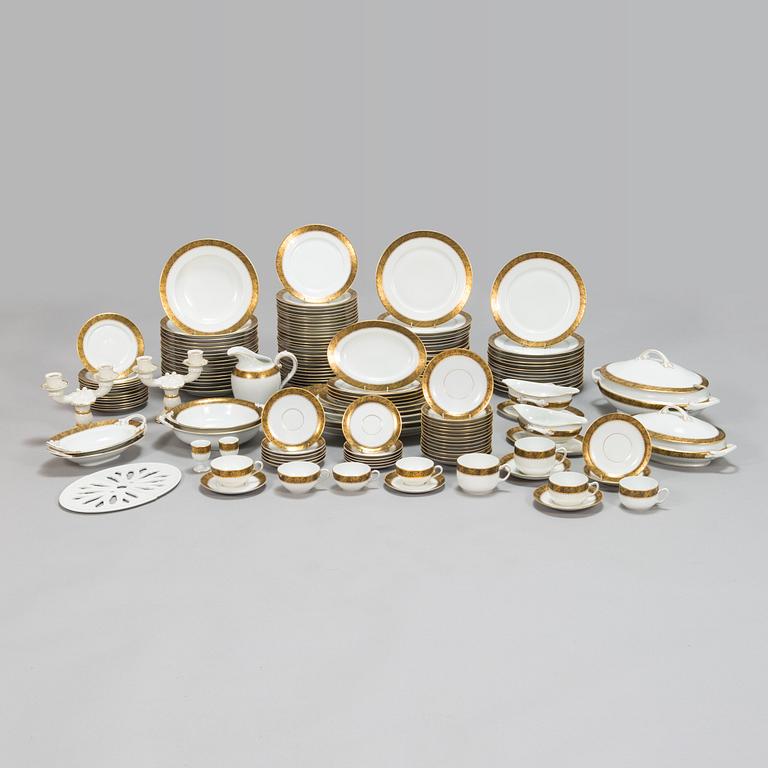 A 147-piece Rosenthal dinnerware set in porcelain, Germany 1940s/50s.