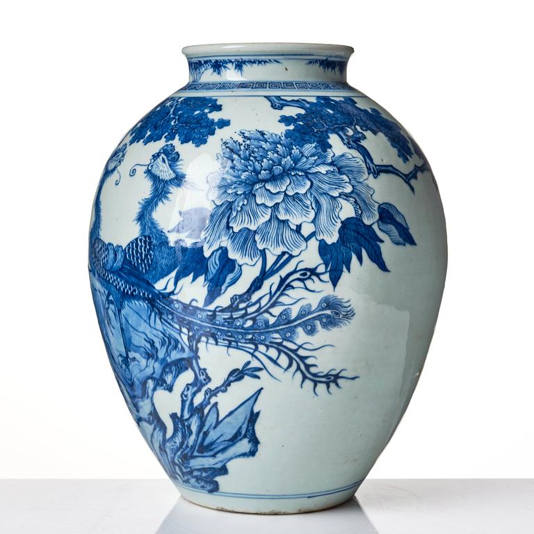 A blue and white jar, Qing dynasty, 19th Century.