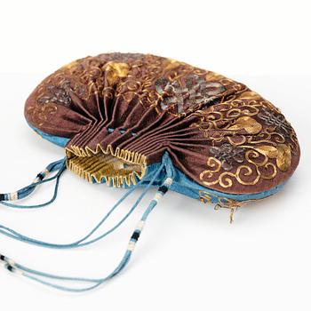 A Chinese embroidered silk purse, around 1900.