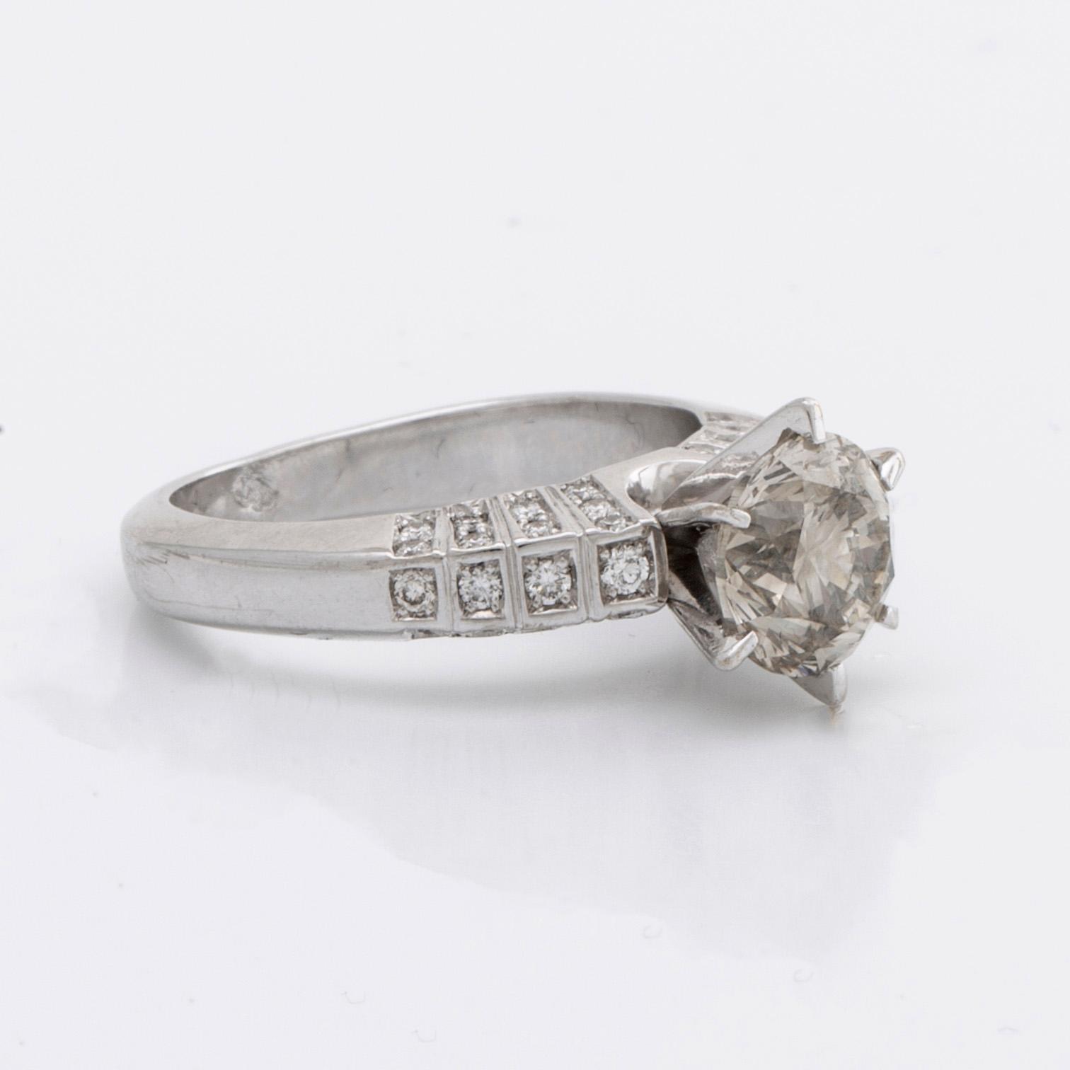 RING 14K vitguld m 1 briljant ca 1,8 ct, ca L-M VS, sidostenar ca 0,25 ct totalt.