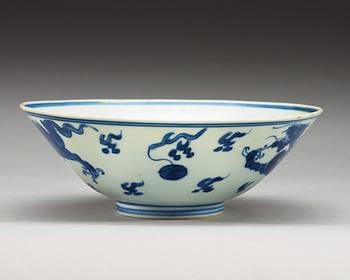 A blue and white Transitional bowl, 17th Century.