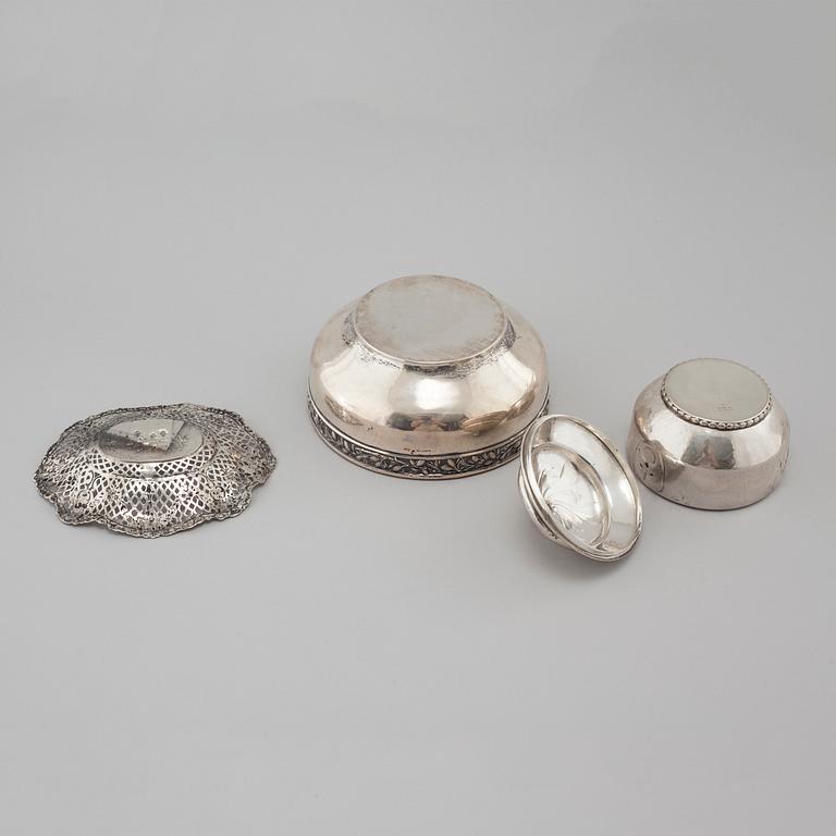 A bowl, a grate bowl and a bowl with lid in silver, first half of the 20th cenutry. Weight 600 g exkl inner glass bowl.