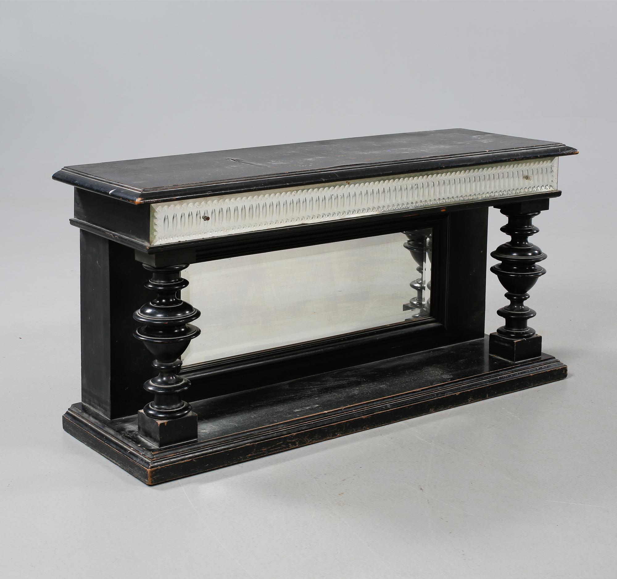 SPEGELTRYMÅ, nyrenässans, sent 1800-tal.