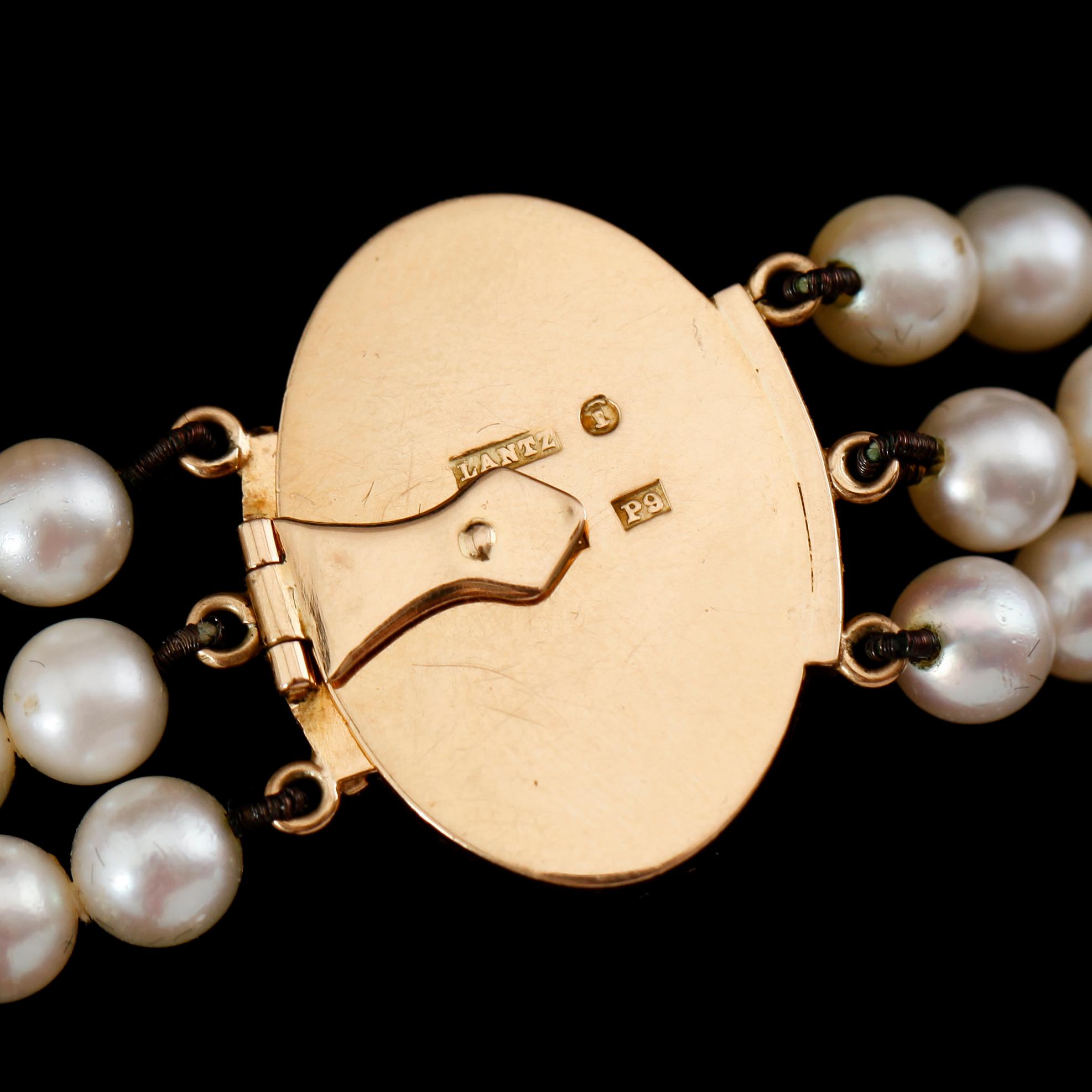 PÄRLCOLLIER, 3-radigt med lås av 18 k guld, svenska stämplar 1965.