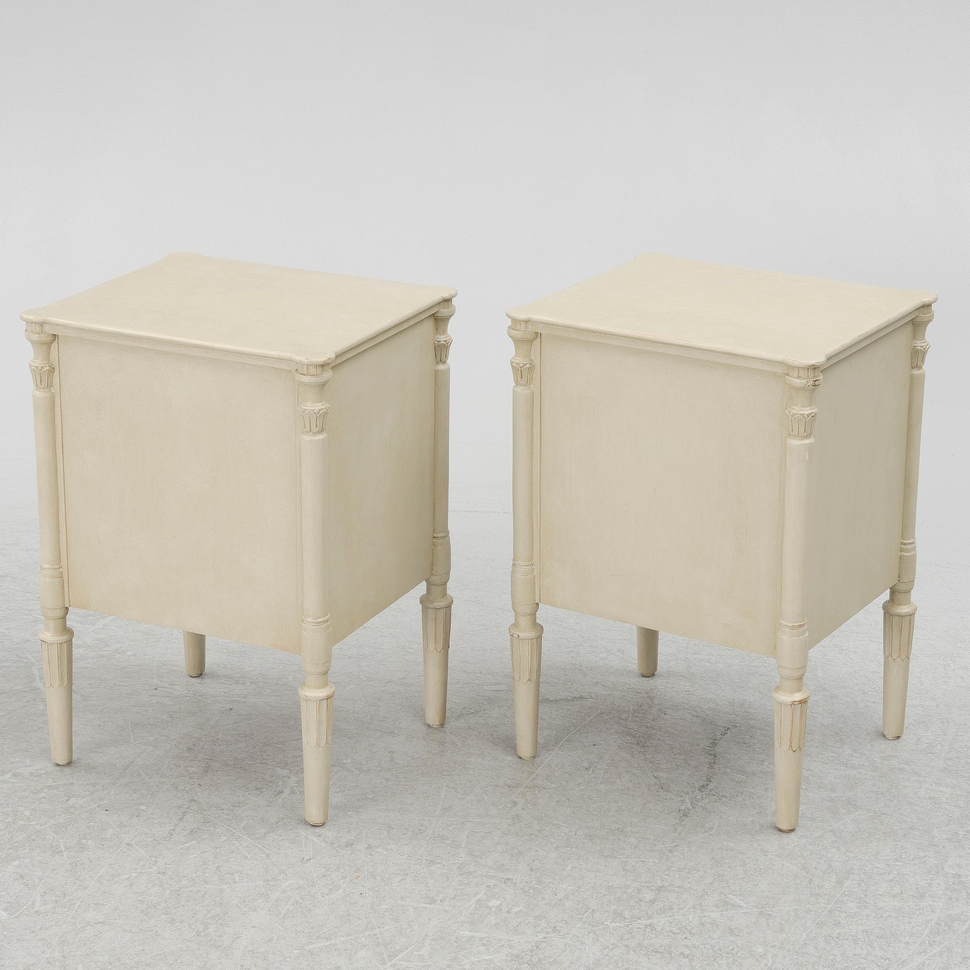 Sängbord, ett par, samtida.