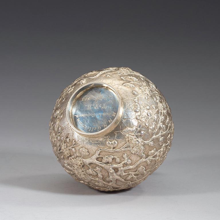 A silver vase by Hung Chong, Canton/Shanghai, 'Late/Post China Trade Period' (after 1840).