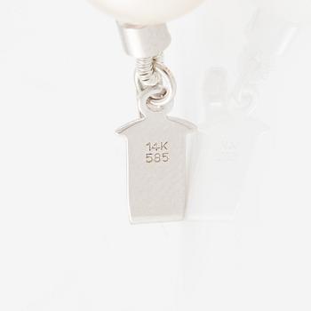 A necklace with cultured South Sea pearls.