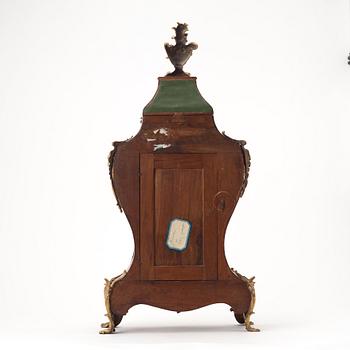 A SWEDISH ROCOCO MANTEL CLOCK, possibly by Nils Berg, Stockholm 1751-1794.