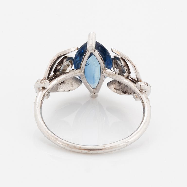 RING, med navettslipad blå safir och briljantslipade diamanter.