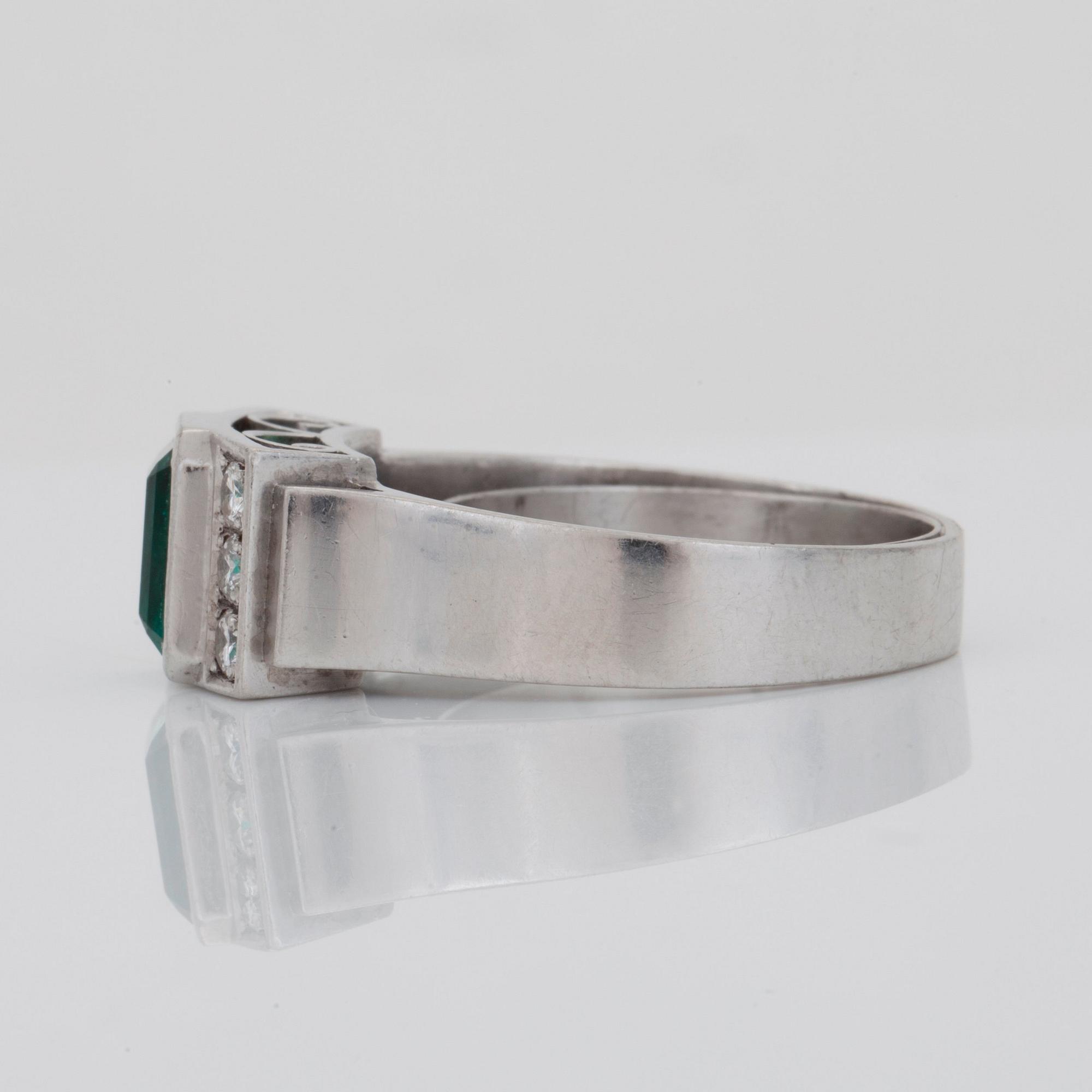 RING med obehandlad smaragd enligt certifikat från DSEF, och briljantslipade diamanter.