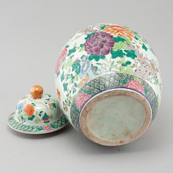 A porcelain jar with lid, China, 20th century.