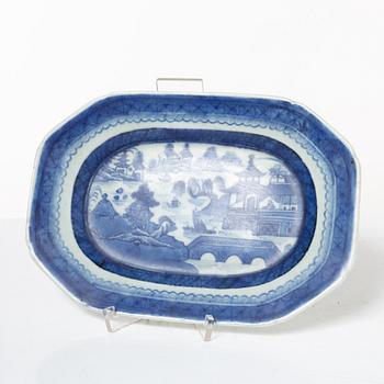 A pair of Chinese blue and white porcelain dishes and two jars, Qing dynasty, 19th century.