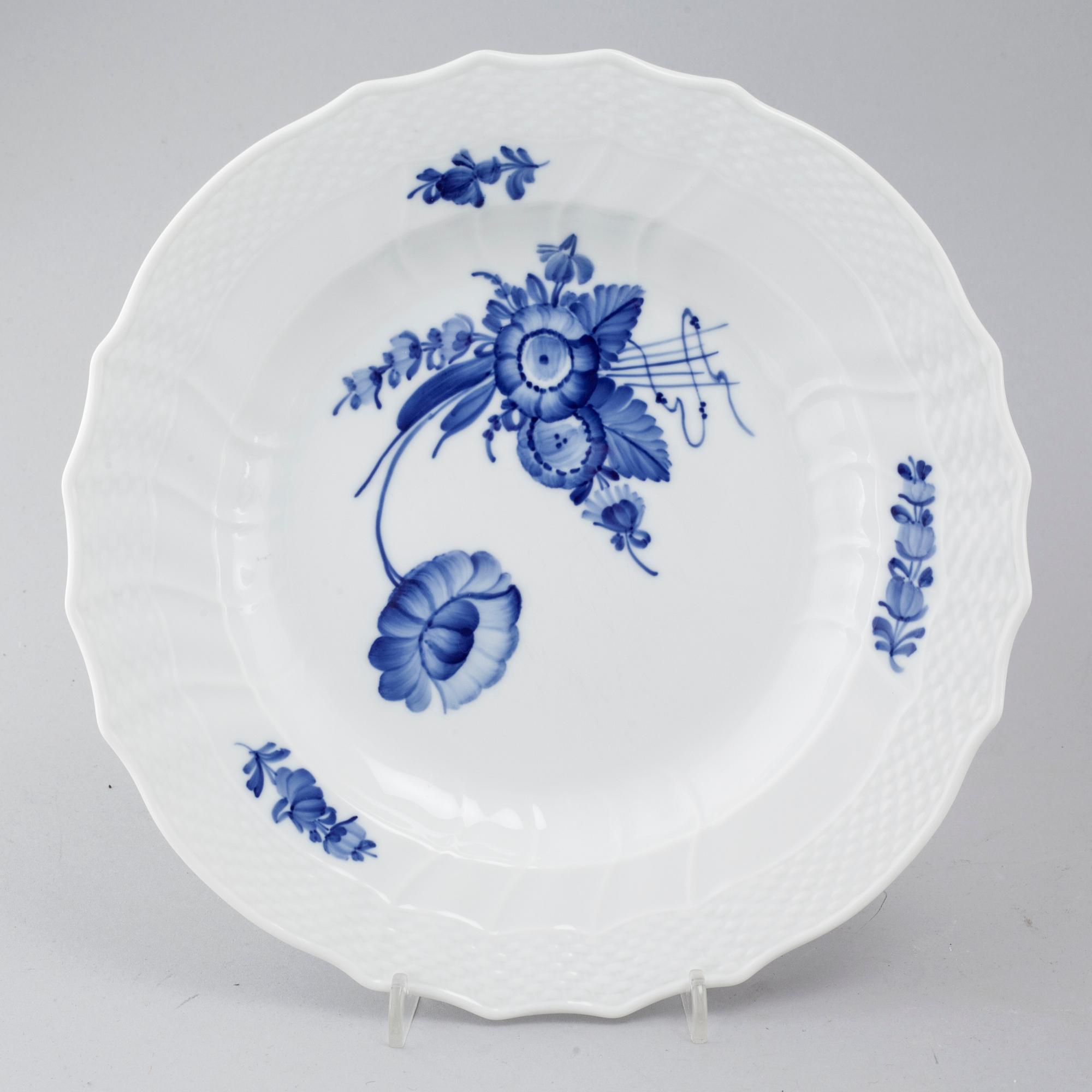 A porcelain tableware set of 44 pcs, "Blå blomst" by Royal Copenhagen, second half of the 20th century.