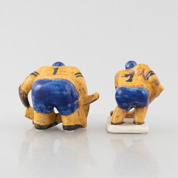 Lisa Larson, figuriner, 2 st, stengods, "Ishockeyspelare", Gustavsberg.