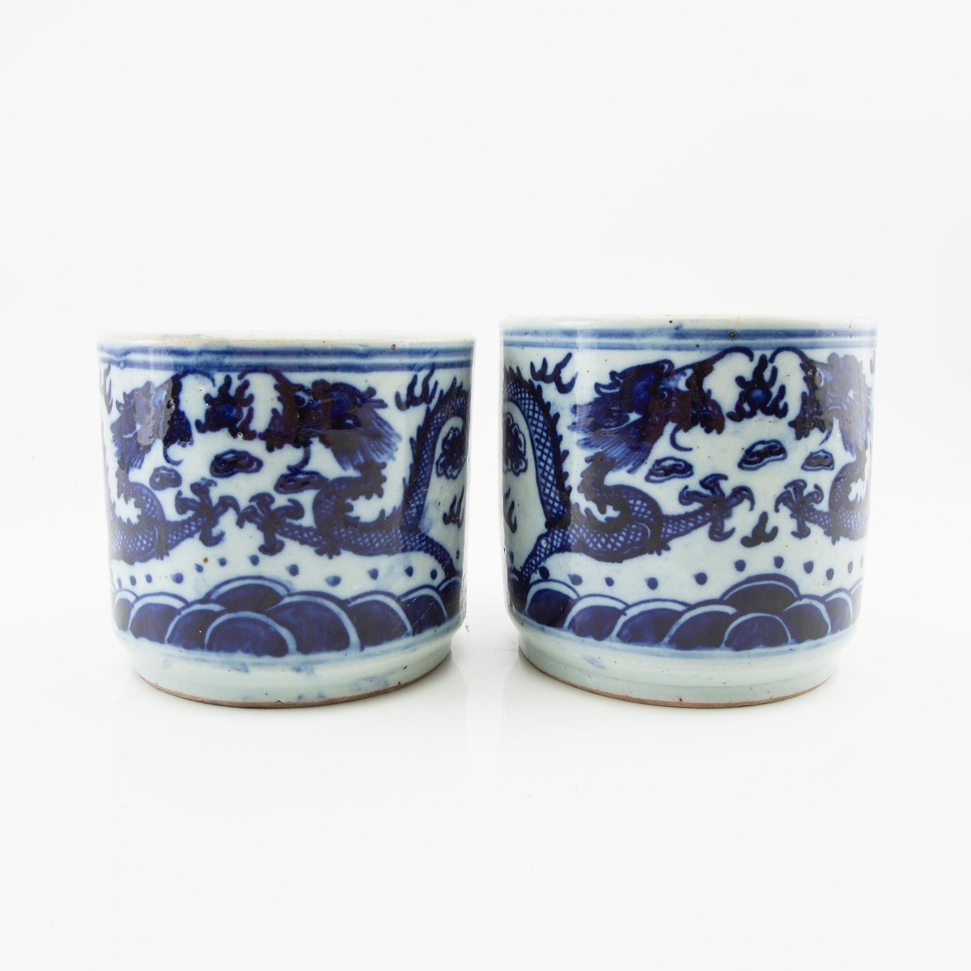 A pair of blue and white jardineres, 20th century.