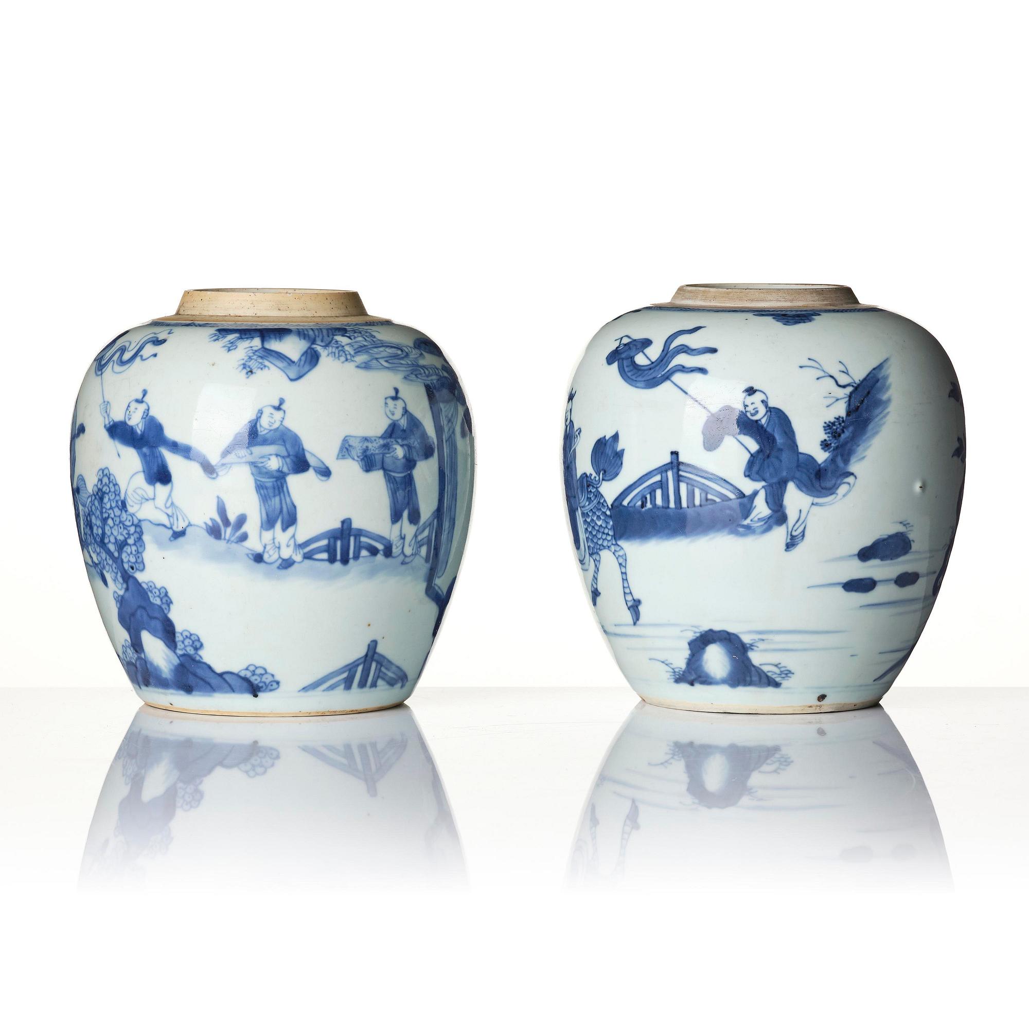 Urnor, två stycken snarlika, porslin. Qingdynastin, Kangxi (1662-1722).