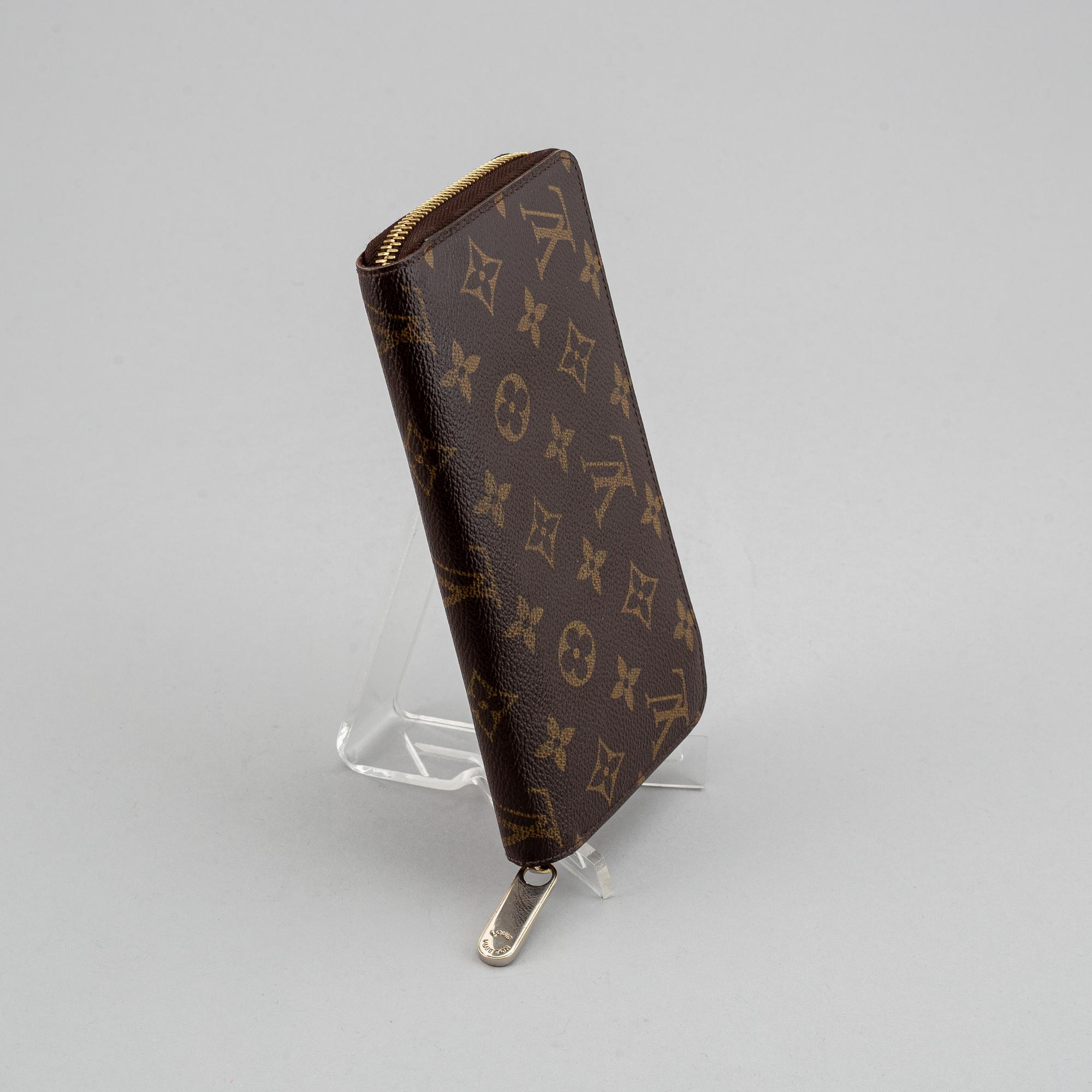 LOUIS VUITTON, a monogram canvas 'Zippy' wallet.