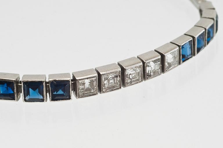 A BRACELET, square cut diamonds 10 pcs. c. 3.5 ct H/VVS, sapphires 15 pcs. c. 5.70 ct.