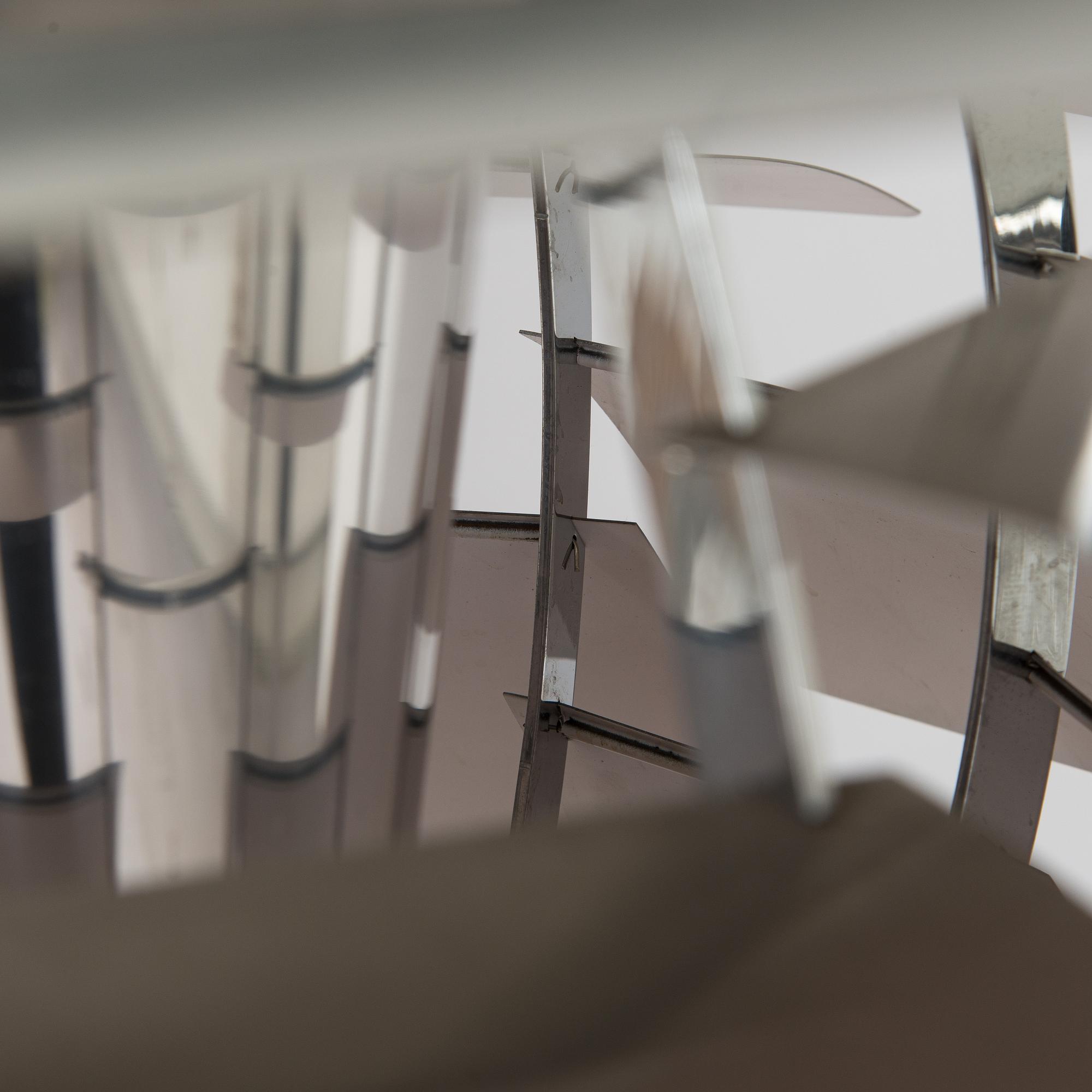 Poul Henningsen, kattovalaisin, "PH Artichoke / PH-Kotte", Louis Poulsen, Tanska, 1980-luku.