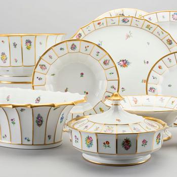 A 83 PIECES "HENRIETTE" DINNER SERVICE IN POCELAIN BY ROYAL COPENHAGEN, Denmark.