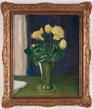 Olle Hjortzberg, Still life with yellow roses in silver vase.