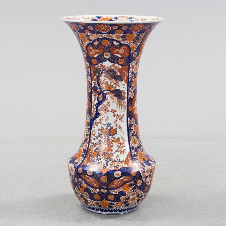 A JAPANESE IMARI PORCELAIN FLOOR VASE, ca 1900.