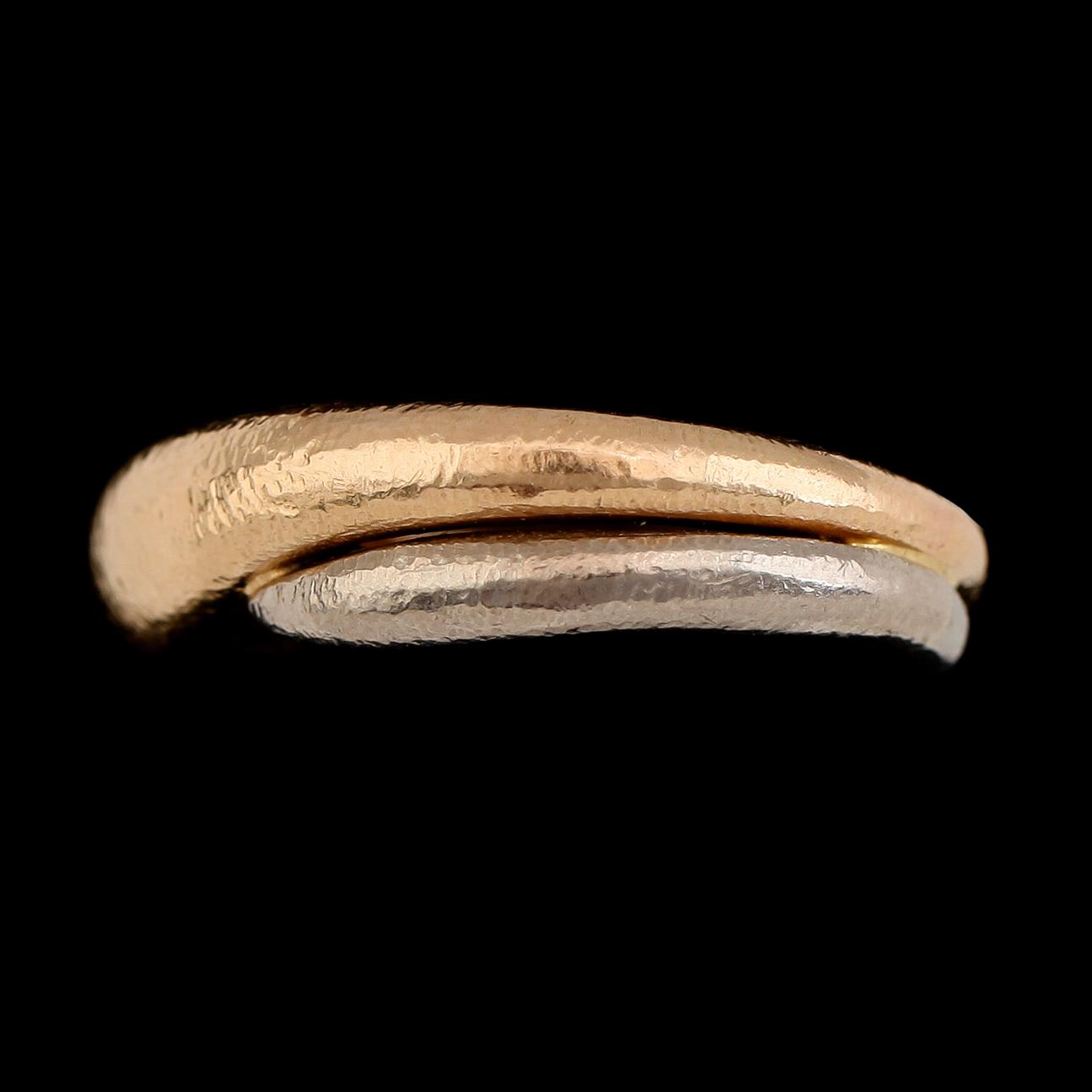 RING, 18K tvåfärgat guld, svenska stämplar HÅS 1997. Vikt ca 20 g.