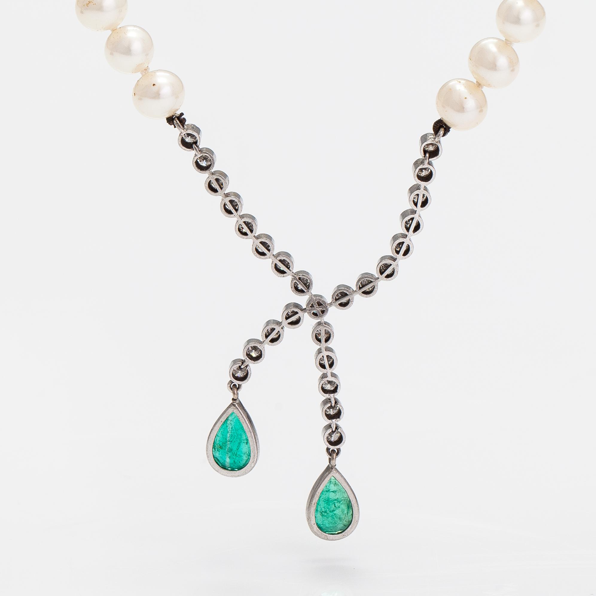 A pearl collier with cultured pearls, 14K and 18K white ogld, emeralds and diamonds ca. 0.60 ct in total.