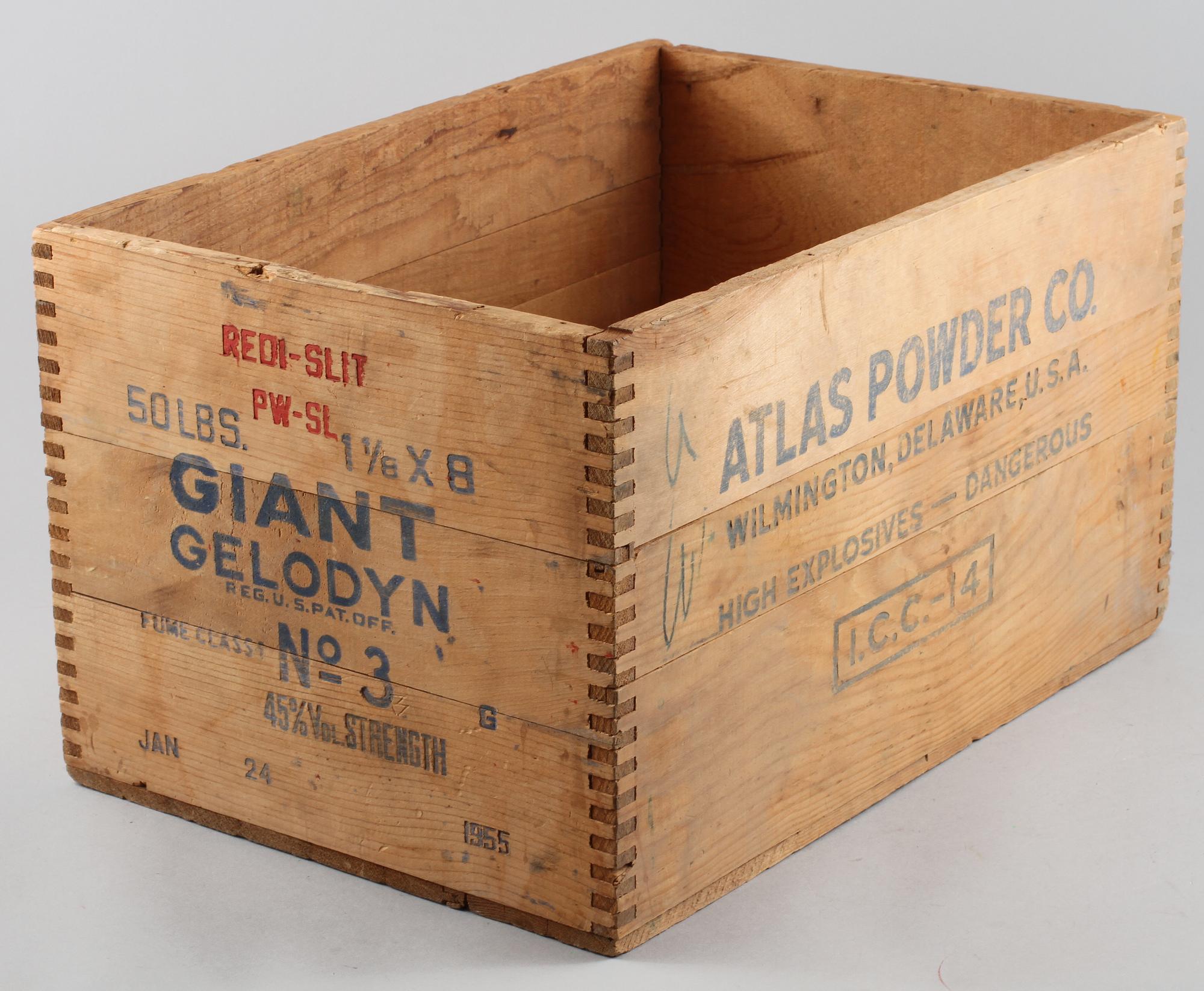 FÖRVARINGSLÅDA, trä, daterad 1955.