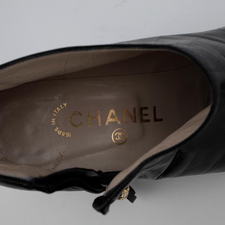 CHANEL, ett par skoletter.