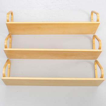 Alvar Aalto, vägghyllor, tre st, modell 112B, Artek, Finland, sent 1900-tal.