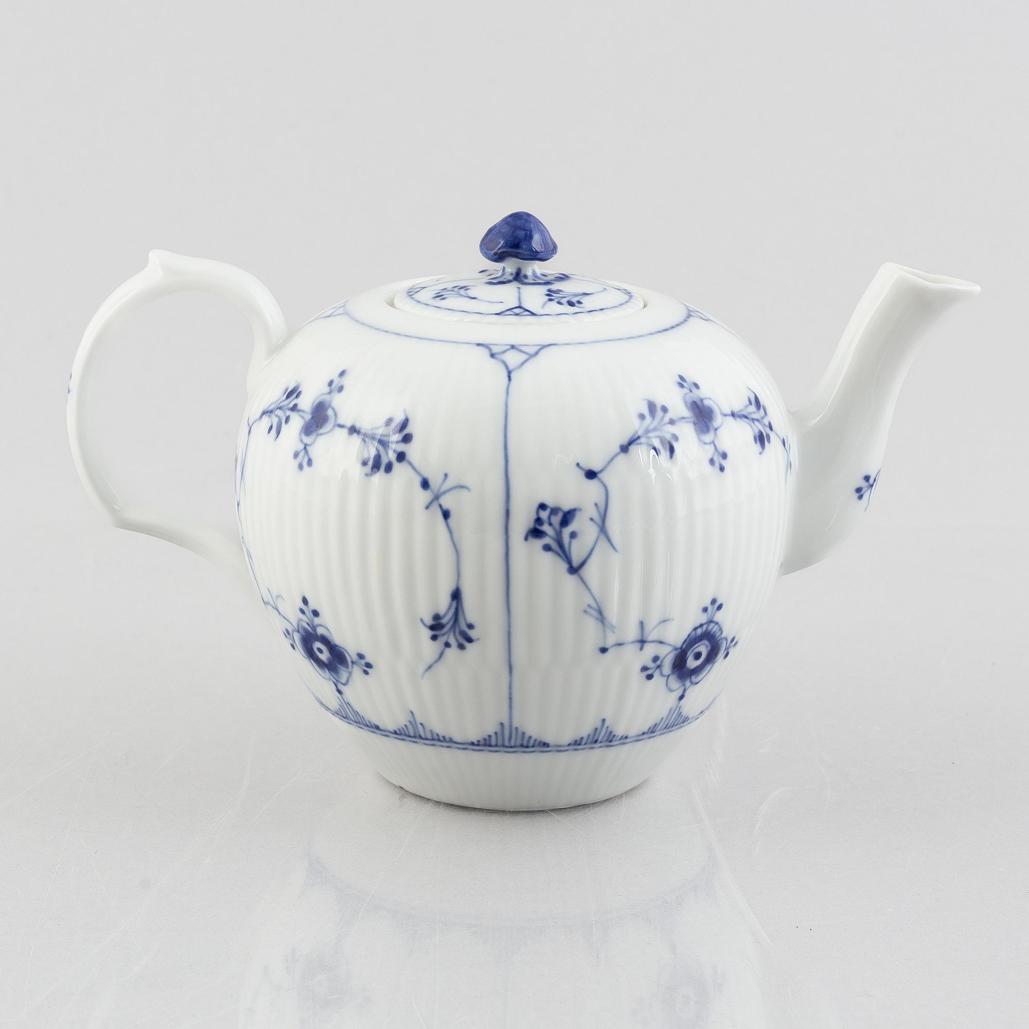 Tekanna, porslin, Royal Copenhagen, "Musselmalet", modell  251, 1898-1923.