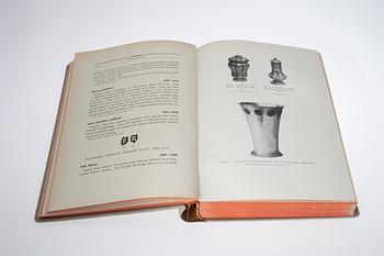 BOK, Tyra Borg, Guld- och silversmeder i Finland 1373-1873.
F. Tilgmann, Helsingfors 1935. Numrerat exemplar 276/500.
