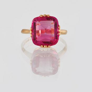 RING, 18K guld med fasettslipad syntetisk safir, Juvelfabriken, Stockholm, 1945. Vikt 3,8 gram.
