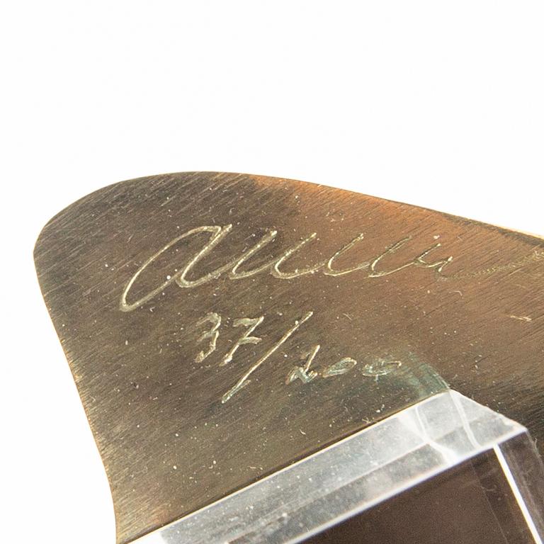 Arman,  skulptur signerad och numrerad 37/200. Utförd 1986.