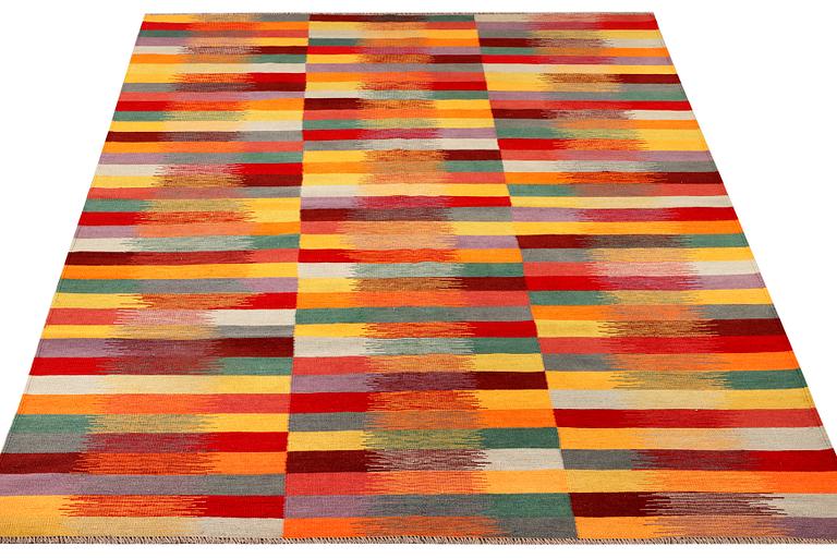 A Kilim carpet, c. 295 x 203 cm.