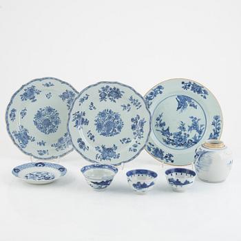 Eight pieces of porcelain, China, 18th-19th century.