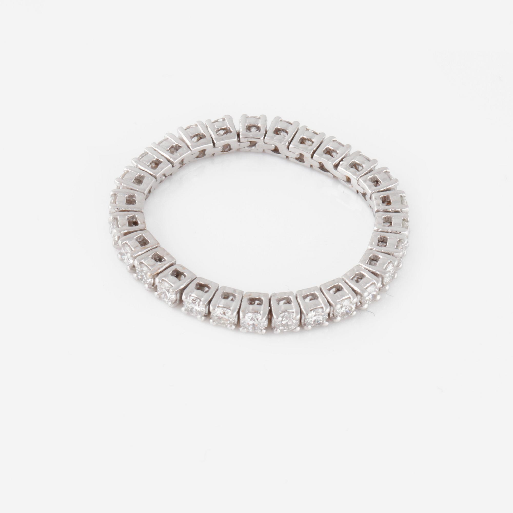 RING, sk eternityring, med briljantslipade diamanter, ca 0.70 ct.