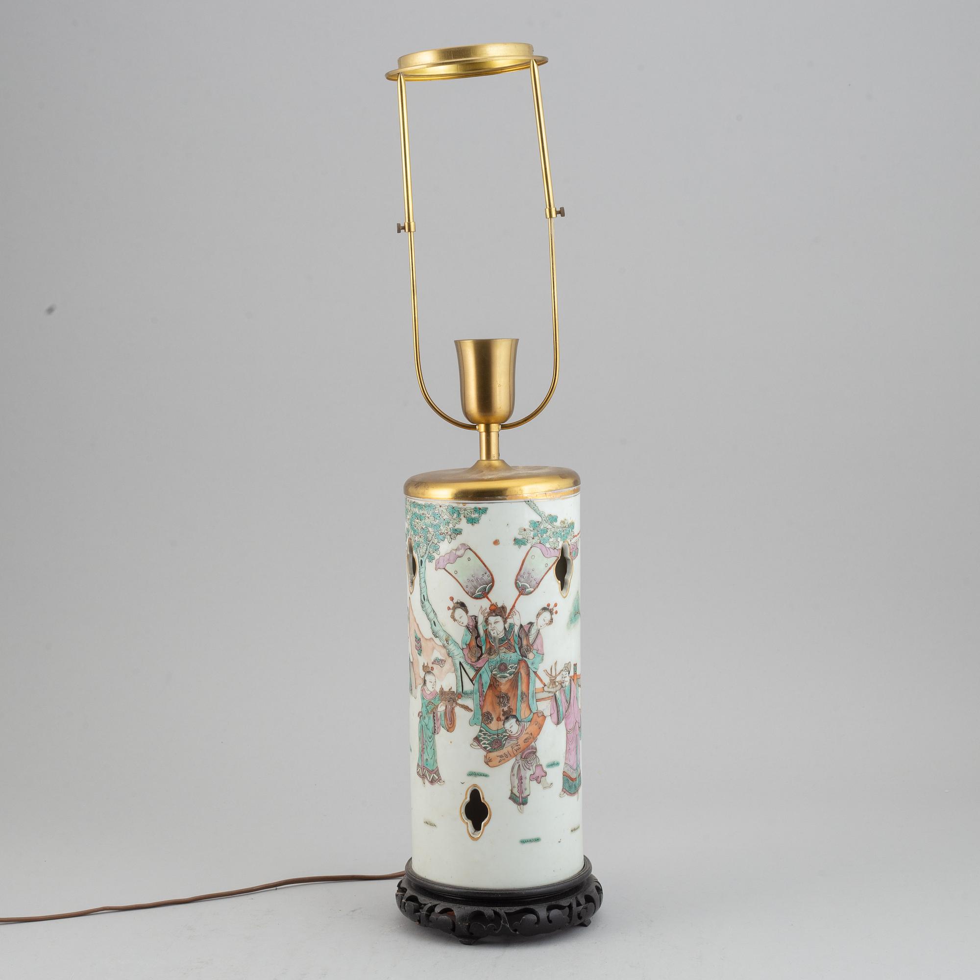 A famille rose figural hat stand, turned into a table lamp, Qing dynasty, 19th century.