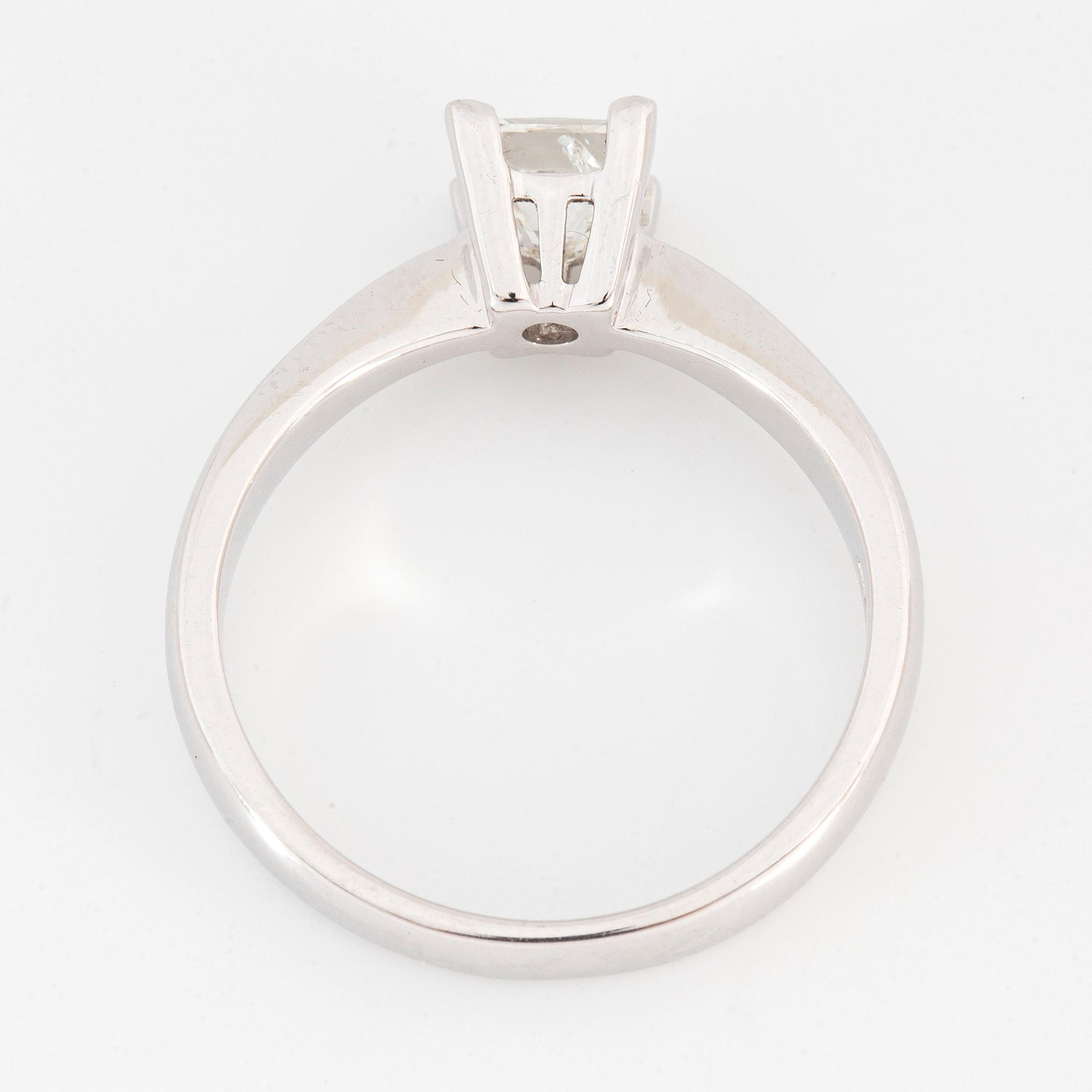 Princess-cut 0,70 ct diamond ring. GIA- report.