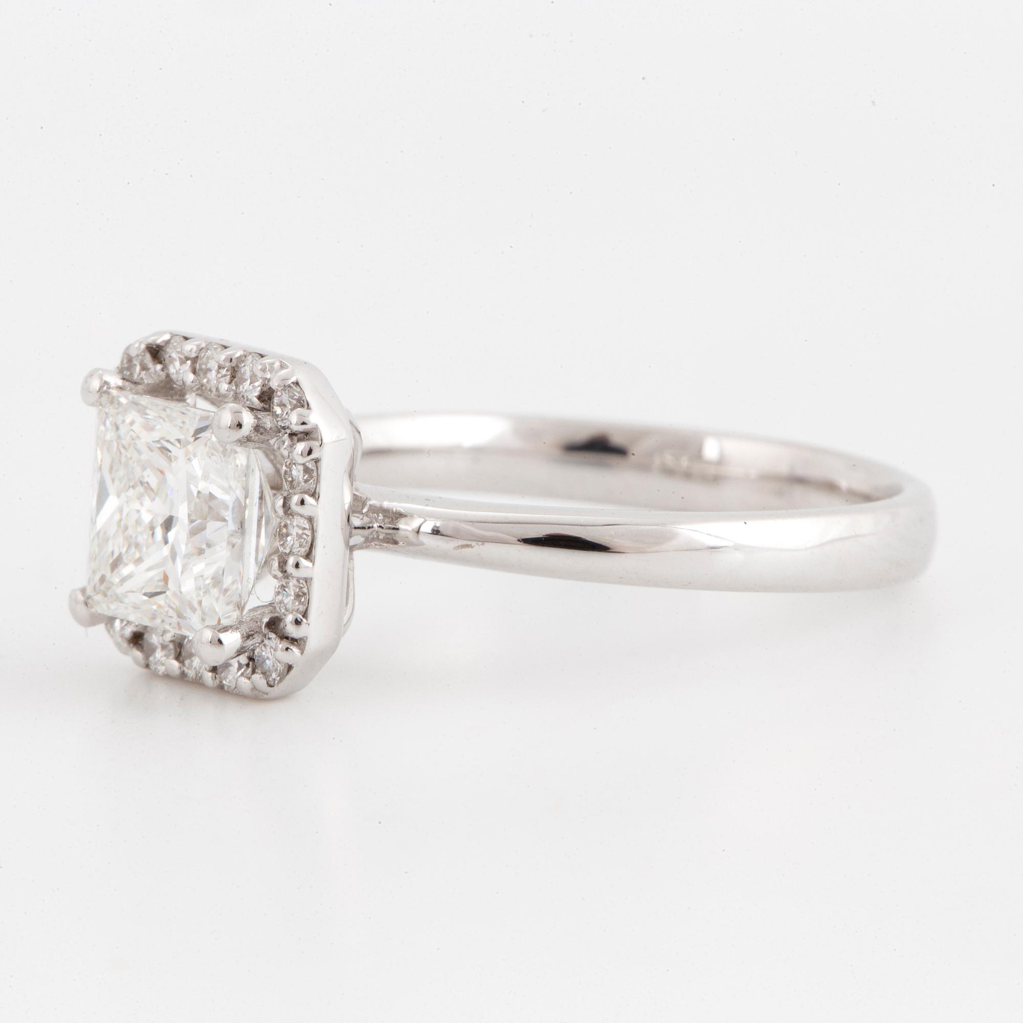 RING, med prinsesslipad diamant 1,50 ct, certifikat IGI.