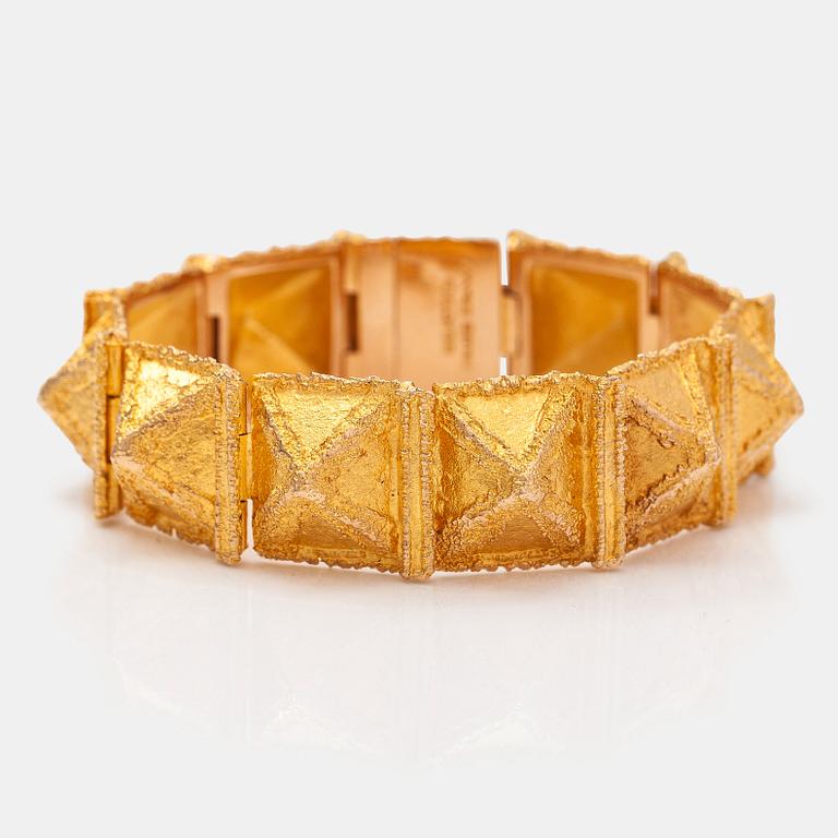 Björn Weckström, A 14K gold bracelet "Pyramid". Lapponia 1970.