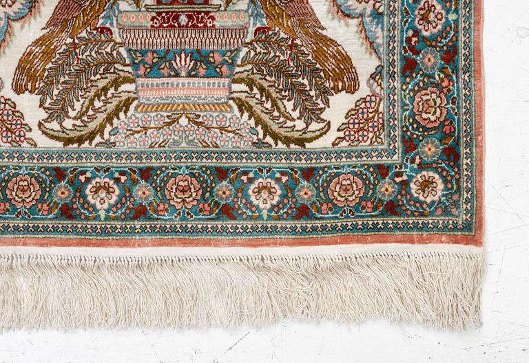 Matta, silke,  ca 125 x 61 cm.