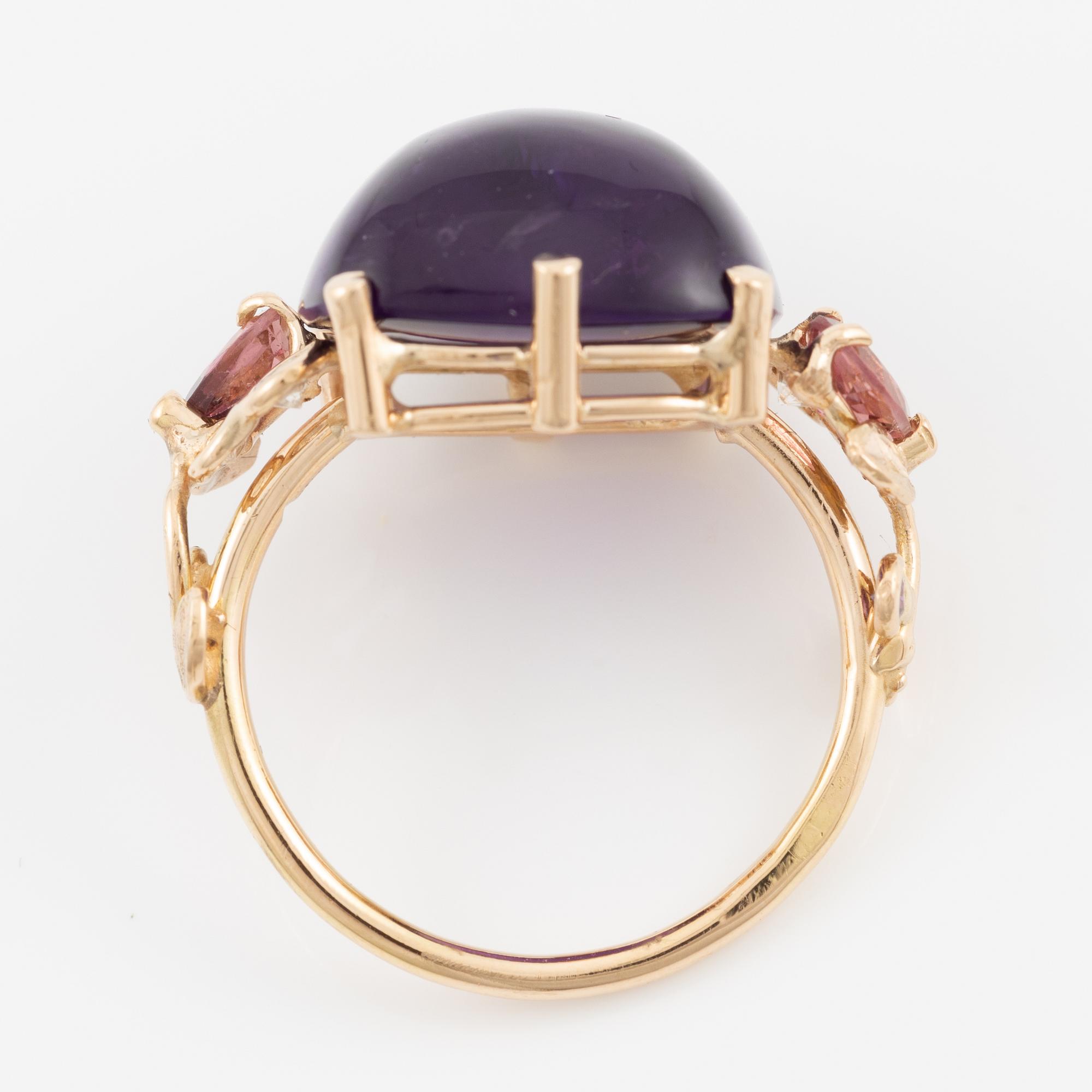 Ring, Mandelstam, 18K guld  med cabochonslipad ametist, turmaliner och briljantslipade diamanter.