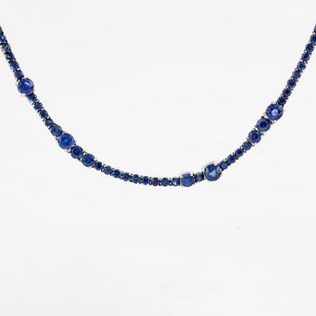 Collier 18K vitguld med fasettslipade safirer.